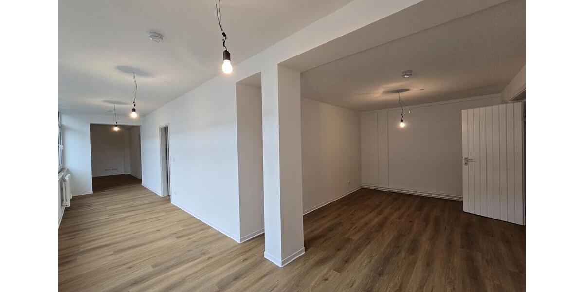 Dachgeschoßwohnung Offenbach am Main - 5 Zimmer, 200 m&sup2;, 2.600&euro; | Angebot:24441320