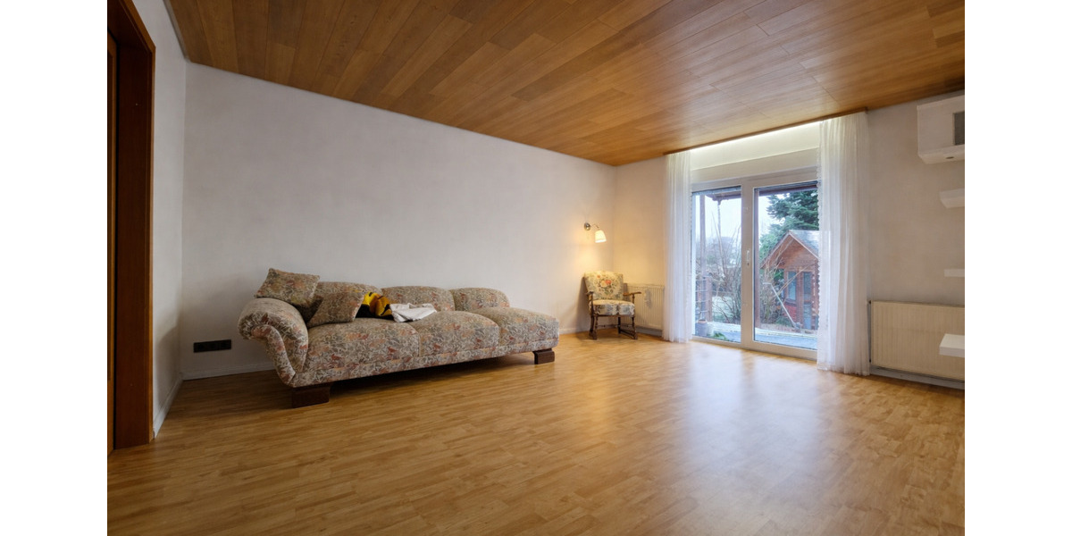 WG-Zimmer in großzügigem Haus (Misburg) nahe Bus&Bahn Haltestelle 4 zimmer