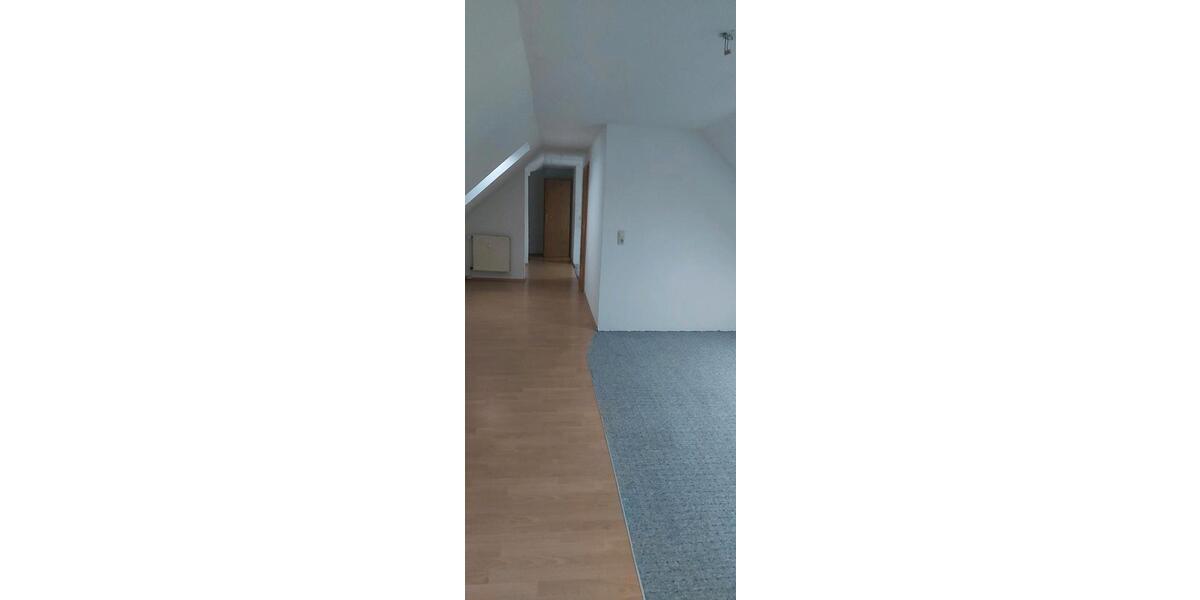 Dachgeschoßwohnung Oberlungwitz - 3 Zimmer, 58 m&sup2;, 320&euro; | Angebot:24468437