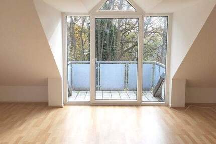 Charmante 2 Zimmer DG-Wohnung mit Balkon, EBK uvm. in Wendelstein OT.