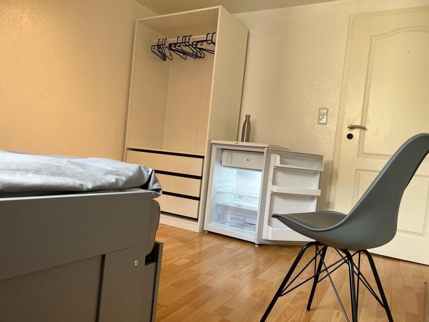 Zimmer mit eigenen Kühlschrank, Wlan, Küche, DuscheWC Teilung, Waschmaschine, und Trockner