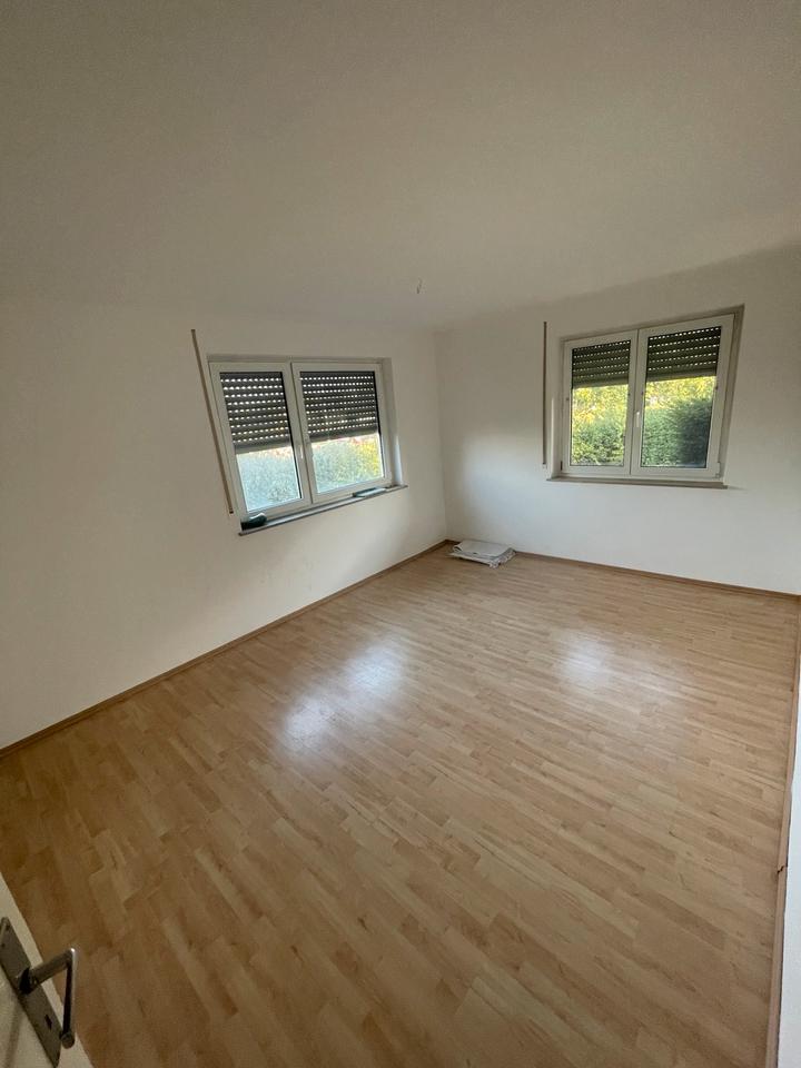 1 Zimmer Möbliert in 3er WG (ca. 10qm oder 15 qm)