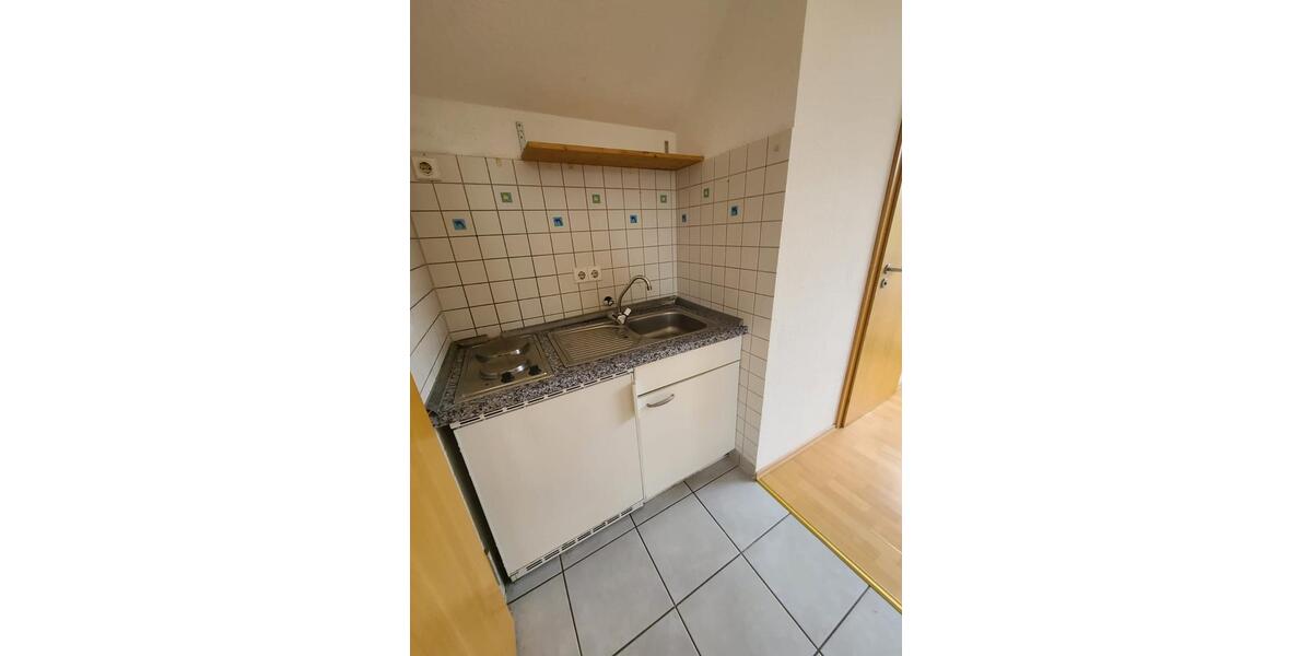 Kleines DG 1 Zimmer Apartment in LAT zentral mit kl. Küchenzeile 1 zimmer