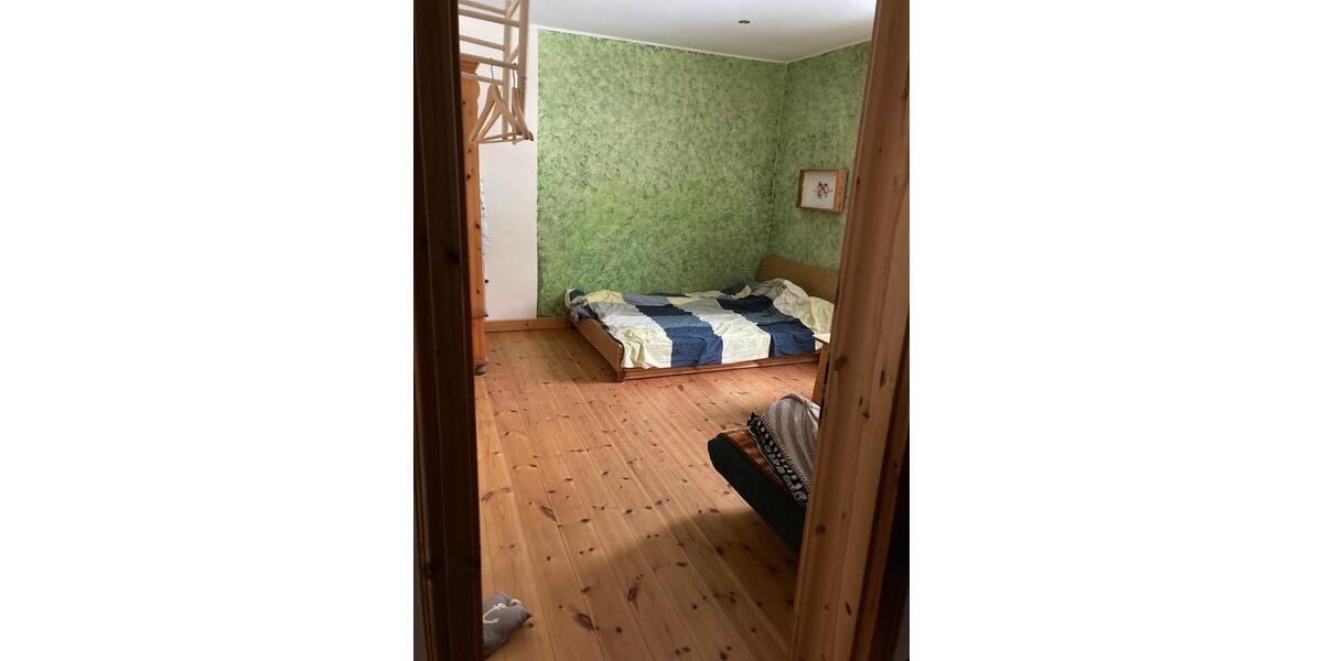 Schönes WG Zimmer in dynamischer 5er WG zimmer