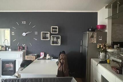 Süße 2-Zimmer Wohnung 50qm mit Balkon, EB-Küche und Parkplatz zimmer