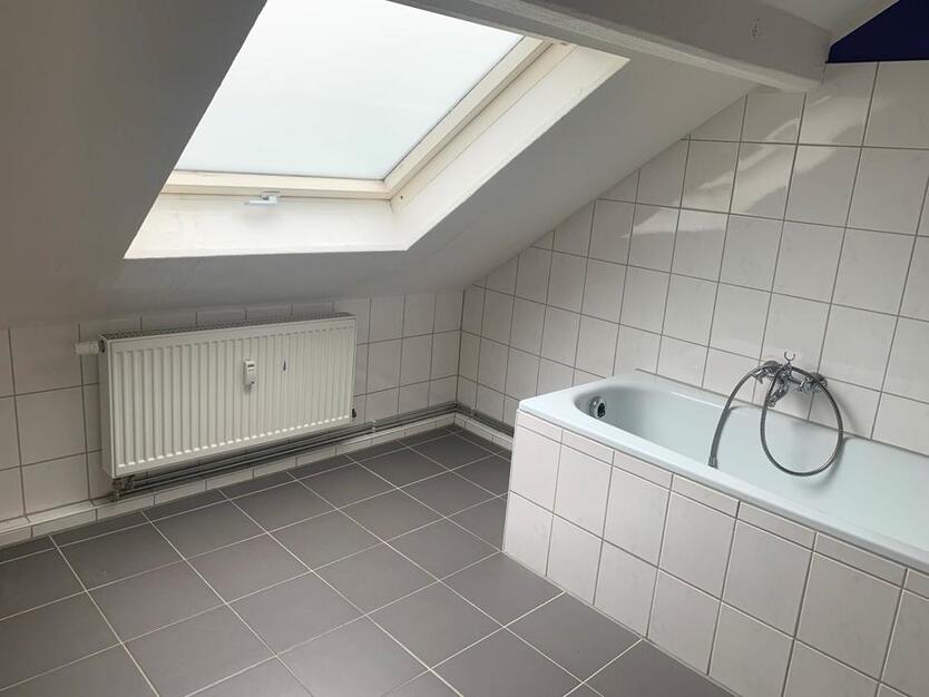 3 Zi DG Wohnung 3. Etage 90 qm ab 01.11.25 zimmer