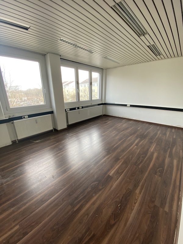 Provisionsfrei - Gepflegtes Fünf-Raum-Büro in Planegg Martinsried zimmer