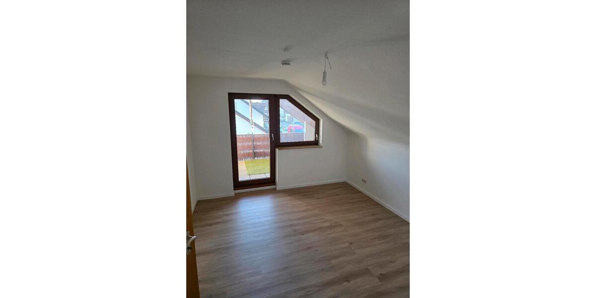 2-Zimmer Dachgeschoss Wohnung mit Balkon und Einbauküche 2 zimmer