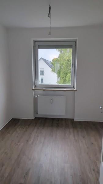 2. OG 3 Zimmer mit Balkon ab sofort zimmer