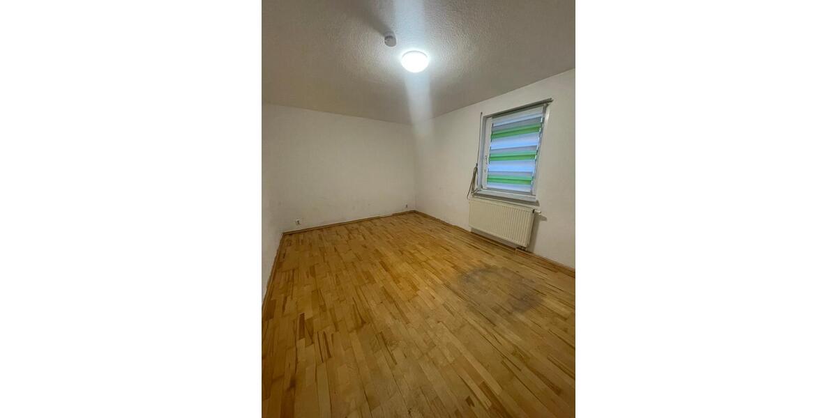 Wohnhaus renovierungsbedürftig mit großem Garten. Kaltmiete 6 zimmer