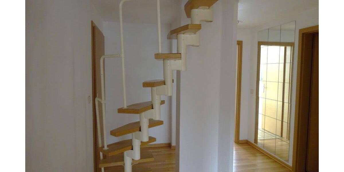 Einbauküche!! Gemütliche 3-Zi-DG-Maisonette-Whg. mit Balkon, Garage oder SP möglich 3 zimmer