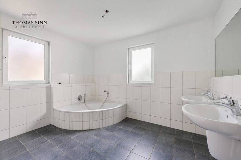 GEPFLEGTE 3,5-Zimmer-EG-Wohnung MIT GARAGENSTELLPLATZ UND SEPARATEM HOBBYRAUM IM SOUTERRAIN