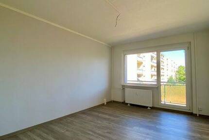 Erstbezug nach Sanierung: 2-Raum mit Balkon und Badewanne