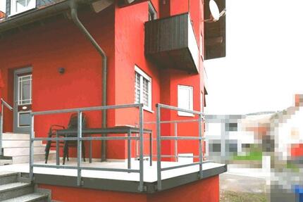 Doppelhaushälfte mit neuer Einbauküche, Carport für zwei Fahrzeuge und Stellplatz für PKW am Haus 6.5 zimmer