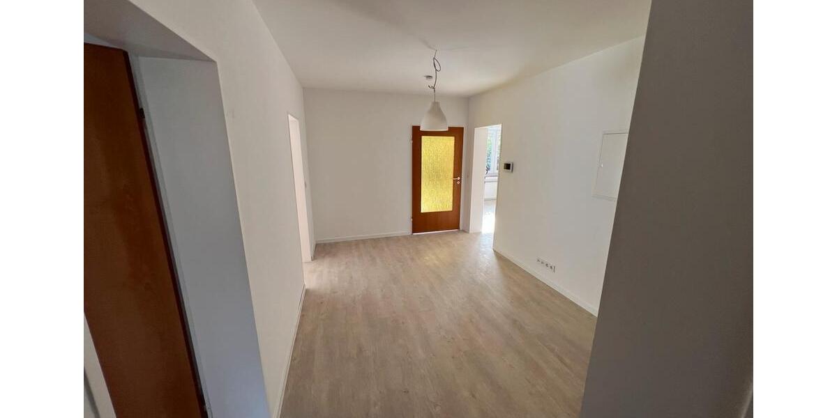 Erdgeschoßwohnung Lage - 3 Zimmer, 100 m&sup2;, 980&euro; | Angebot:25562383