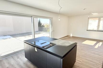 Exklusiver Neubau-Erstbezug: Moderne 4-Zi.-Wohnung mit EBK, XXL-Terrasse & Carport 4 zimmer