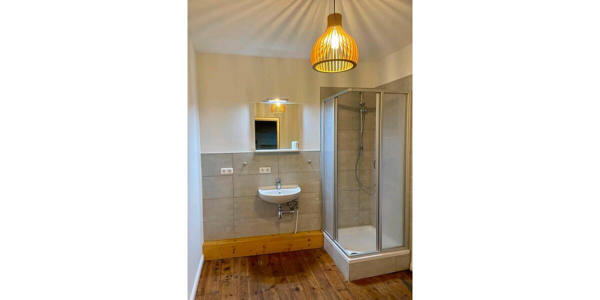 WG Zimmer in einer Altbauwohnung in guter Lage (5 Zi, je 24 qm) 5 zimmer