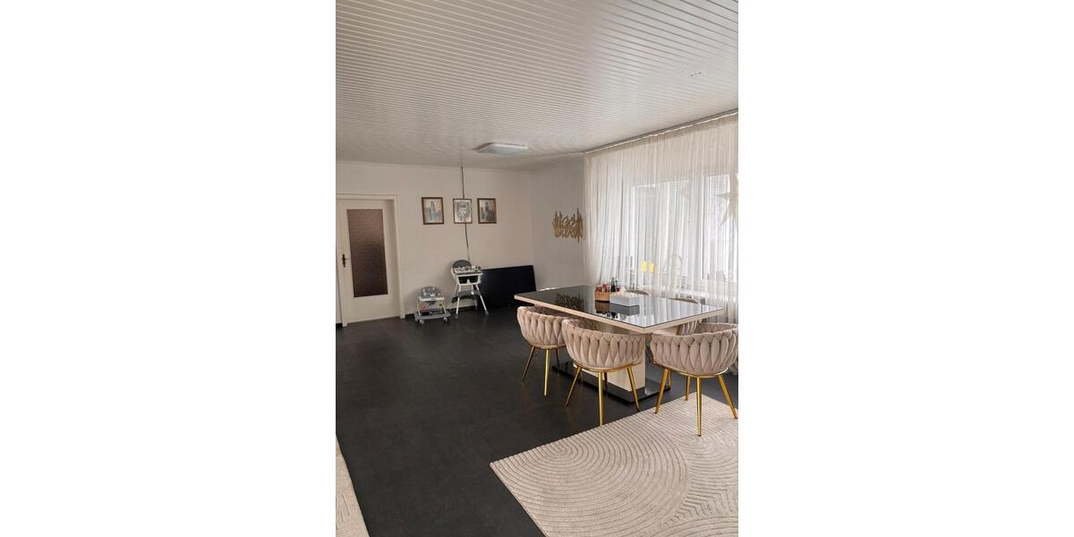 Einfamilienhaus Harrislee - 8 Zimmer, 300 m&sup2;, 4.000&euro; | Angebot:25342145