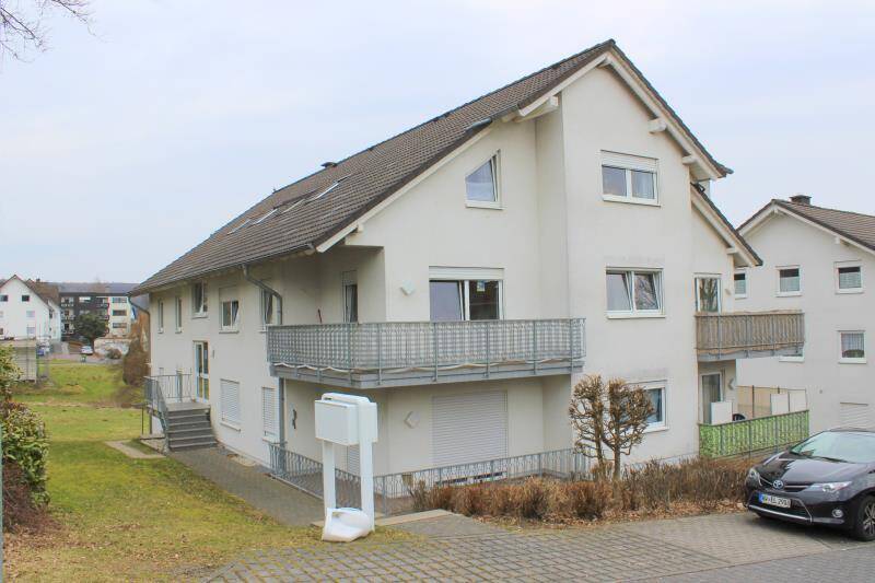 Helle 3 Zimmerwohnung mit Balkon und Garage