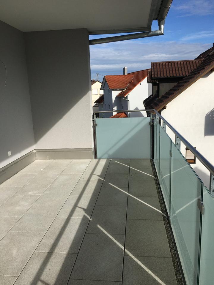 3-Zi. DG-Wohnung mit Küche, Balkon & 2xTG in Brochenzell