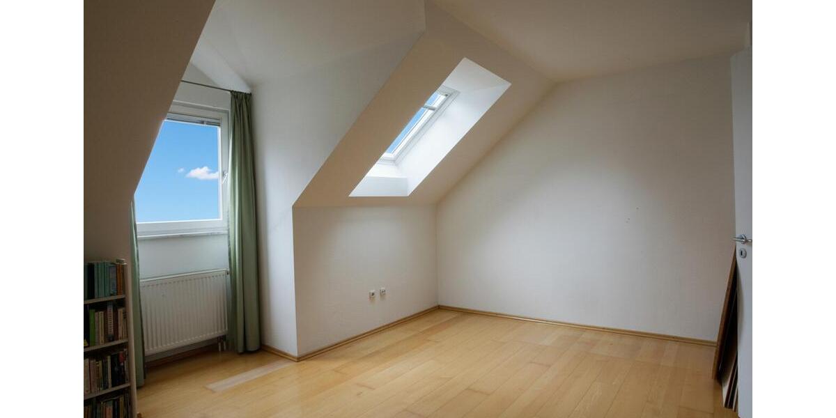 Dachgeschoßwohnung Feldafing - 3.5 Zimmer, 116 m&sup2;, 1.965&euro; | Angebot:26034001