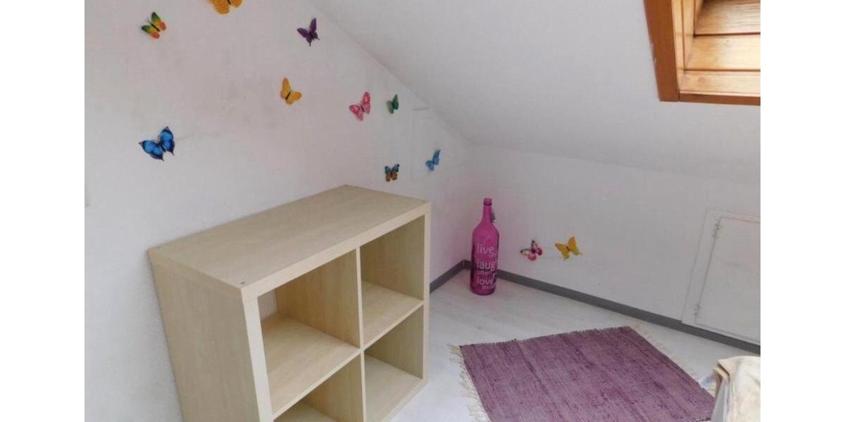 3-Zimmer-DG-Wohnung mit EBK – Möbliert 3 zimmer