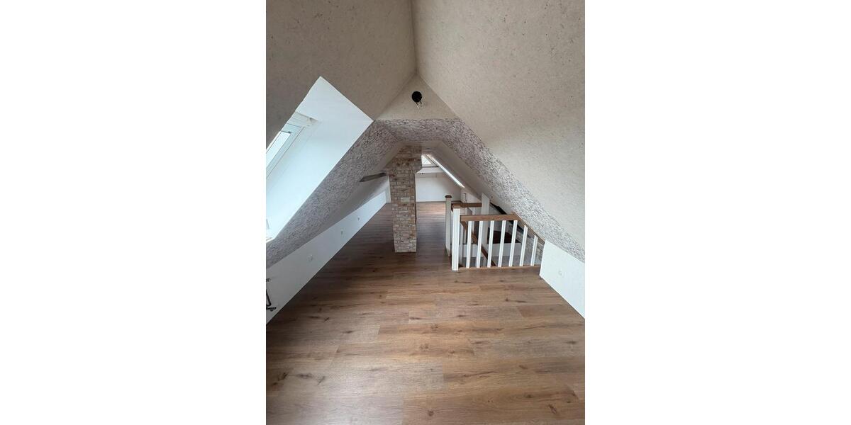 Dachgeschoßwohnung Hage - 3 Zimmer, 80 m&sup2;, 1.100&euro; | Angebot:25161225