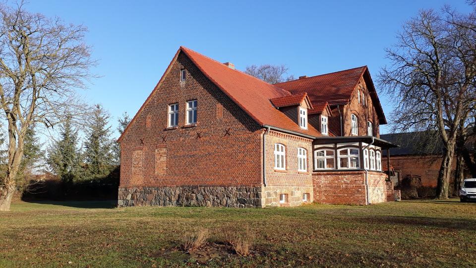 Villa Karstädt - 10 Zimmer, 300 m&sup2;, 2.300&euro; | Angebot:24848895