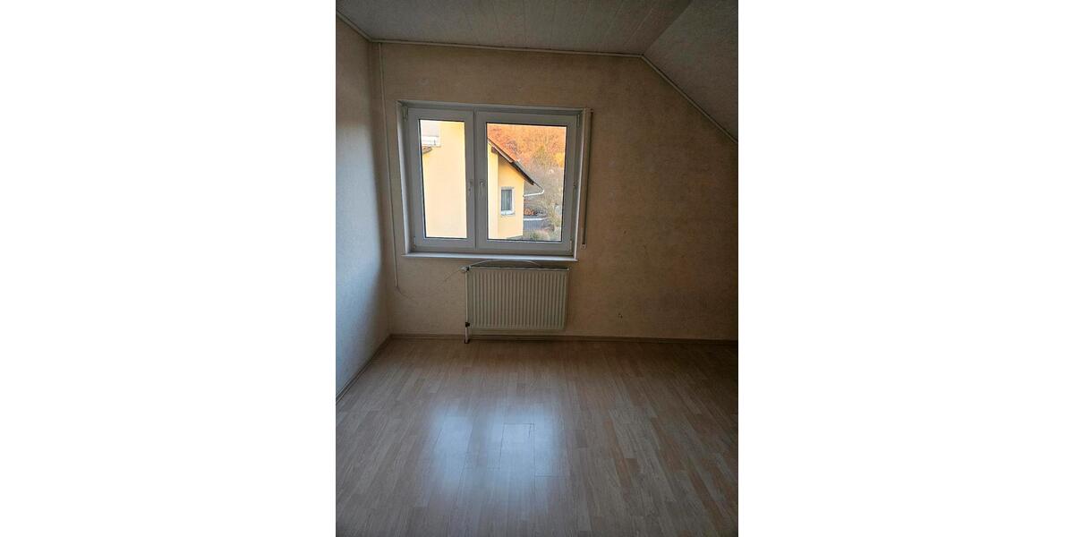 Dachgeschoßwohnung Niederaula - 4 Zimmer, 107 m&sup2;, 950&euro; | Angebot:26065932