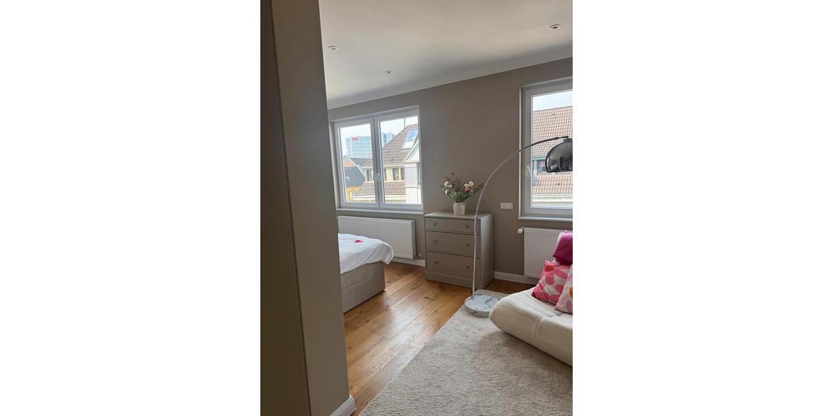 Dachgeschoßwohnung Düsseldorf Stadtbezirk 3 - 5 Zimmer, 140 m&sup2;, 3.500&euro; | Angebot:25941058