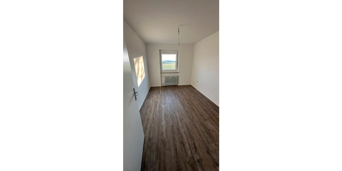 2. OG 4 Zimmer mit Balkon ab Dezember (frisch saniert) 4 zimmer