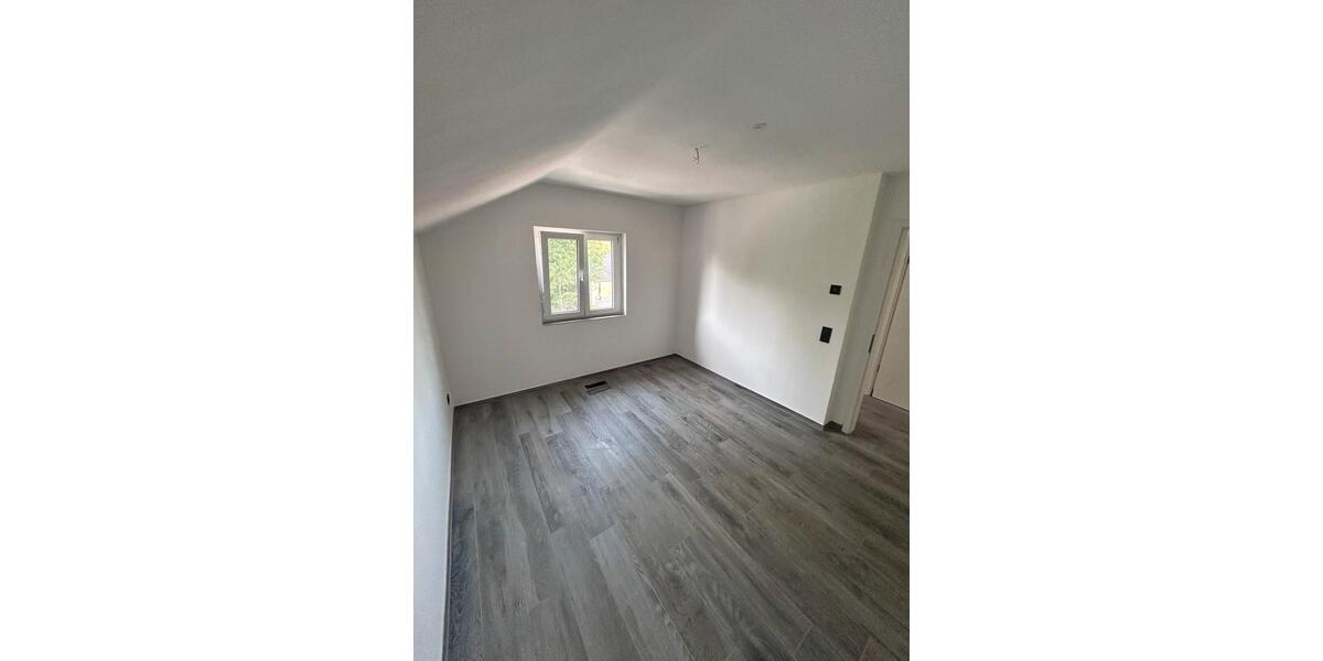 Dachgeschoßwohnung Fellbach - 4 Zimmer, 100 m&sup2;, 1.200&euro; | Angebot:26618472