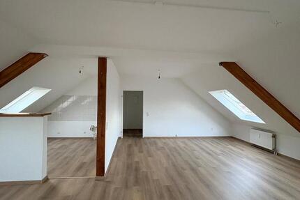 Renovierte 2-Raum-Dachgeschosswohnung inkl. Einbauküche zimmer