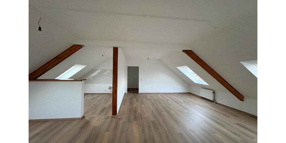 Renovierte 2-Raum-Dachgeschosswohnung inkl. Einbauküche zimmer