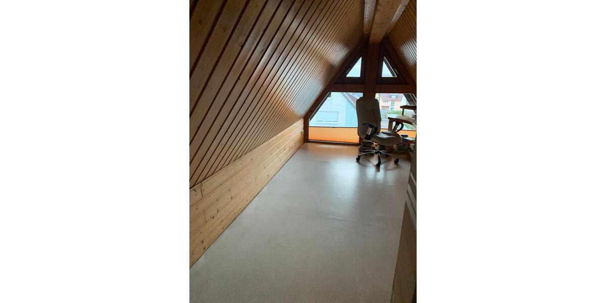 Dachgeschoßwohnung Petersberg - 4 Zimmer, 110 m&sup2;, 1.049&euro; | Angebot:26677541
