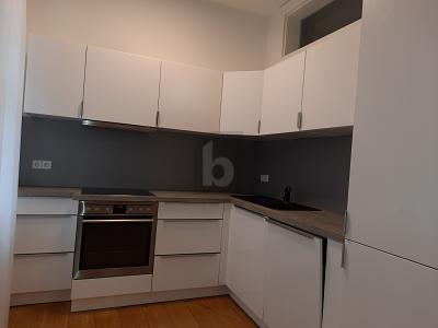 STILLVOLLE ELEGANZ MIT VORGARTEN 3 zimmer