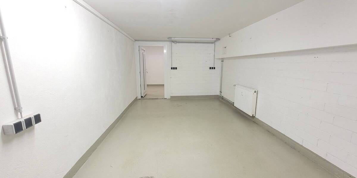 Gewerbehalle_Studio_Werkstatt mit Rolltor und Büro am Bahnhof Müllheim 2 zimmer