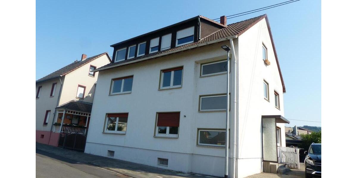 Helle, modernisierte 3-Zimmer Wohnung im DG mit Garage 3 zimmer