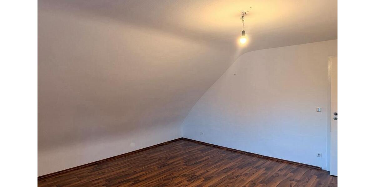 Dachgeschoßwohnung Püttlingen - 3 Zimmer, 100 m&sup2;, 750&euro; | Angebot:24839786