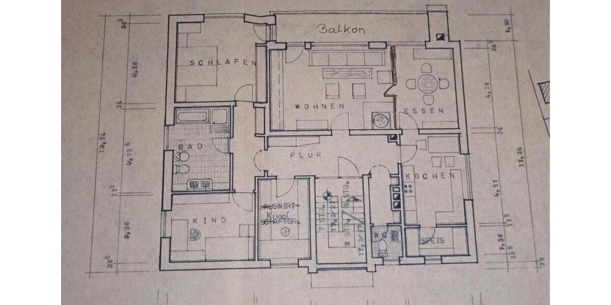 Bieten eine renovierte, helle, große 140pm Wohnung an. 5 zimmer