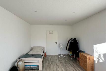 Möbliertes 18qm Zimmer - 5er WG, Nähe Mercedes