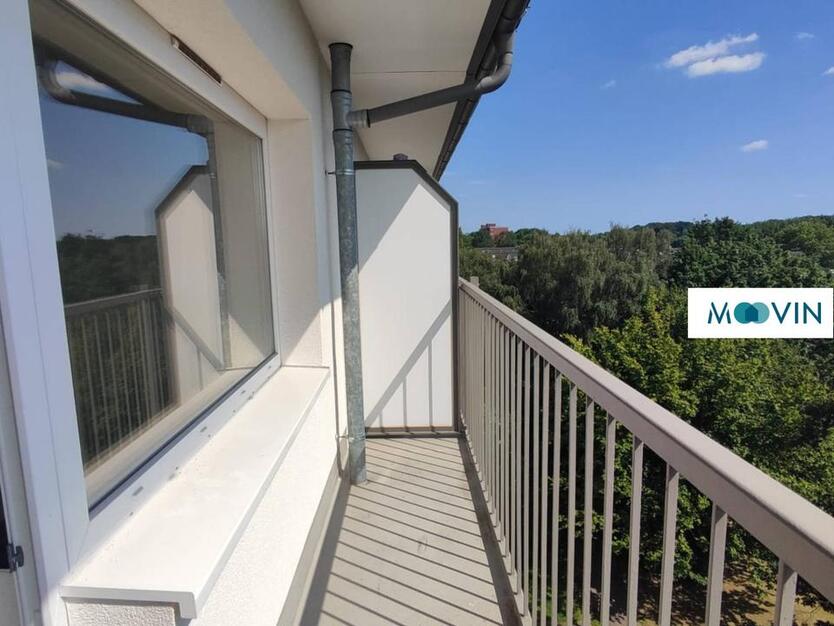 **Wohnen mit Ausblick: Renovierte und großräumige 2-Zi.-Whg. mit Balkon** zimmer