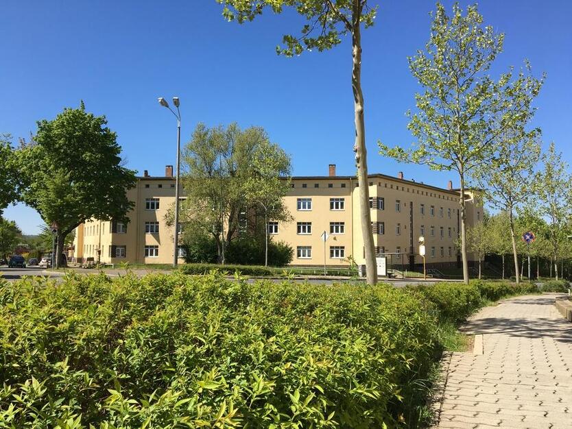 Wohnen im sanierten Altbau - 3-Raum-Wohnung mit Dusche, Wanne und Balkon zimmer