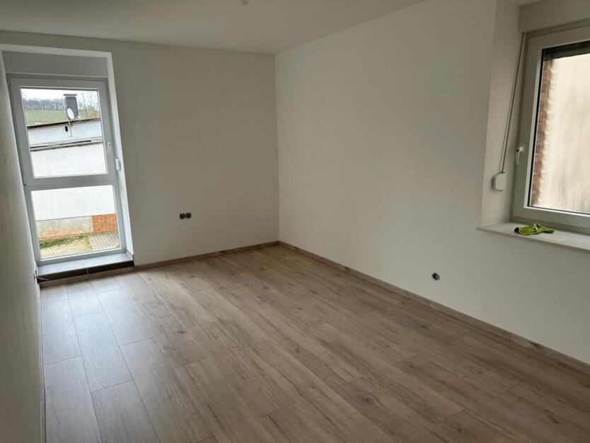 EG Wohnung mit Küche & 2 Stellplätzen in 54441 Ayl zu vermieten.
