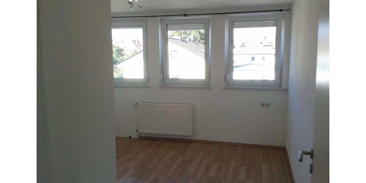 Dachgeschoßwohnung Villingen-Schwenningen Schwenningen - 3 Zimmer, 85 m&sup2;, 780&euro; | Angebot:25932445