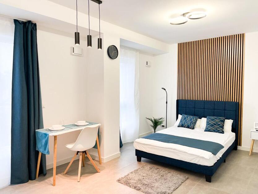 Modern and Cozy Apartment with Skyline View Close to City Center