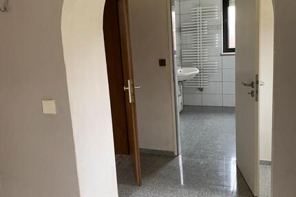 2 Zimmer (großes Wohn- und Esszimmer) Schlafzimmer, Küche, Bad, F 2 zimmer