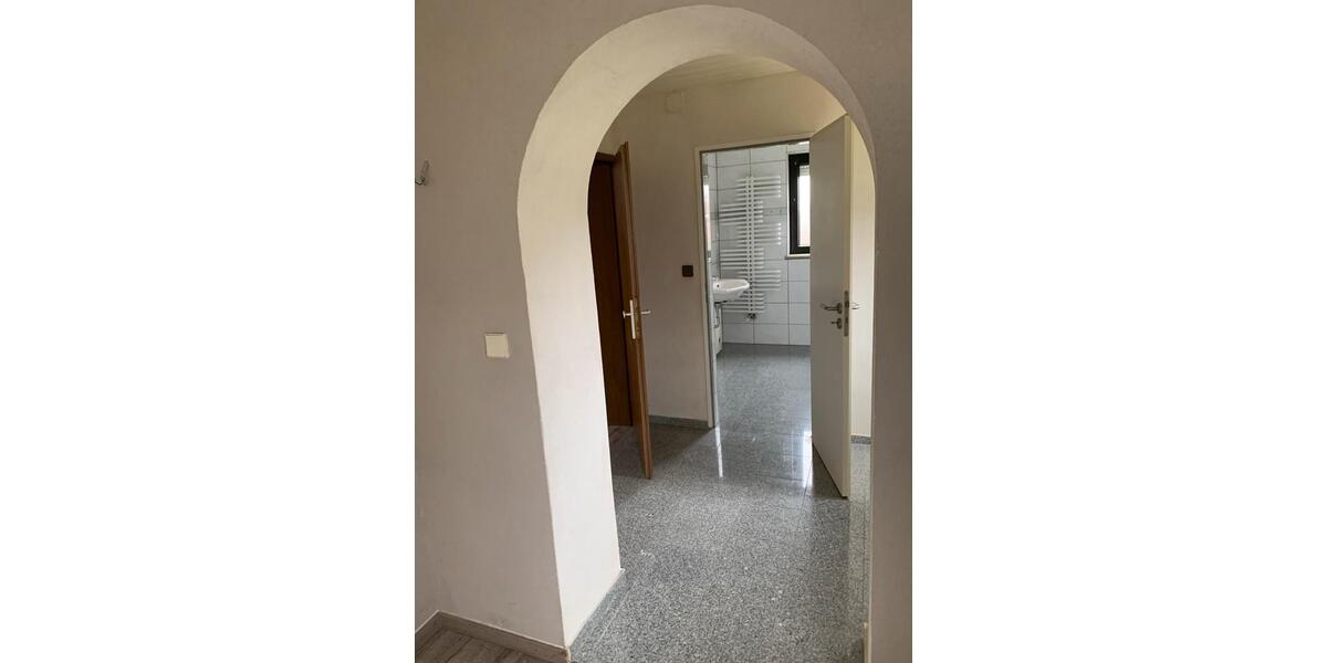 2 Zimmer (großes Wohn- und Esszimmer) Schlafzimmer, Küche, Bad, F 2 zimmer