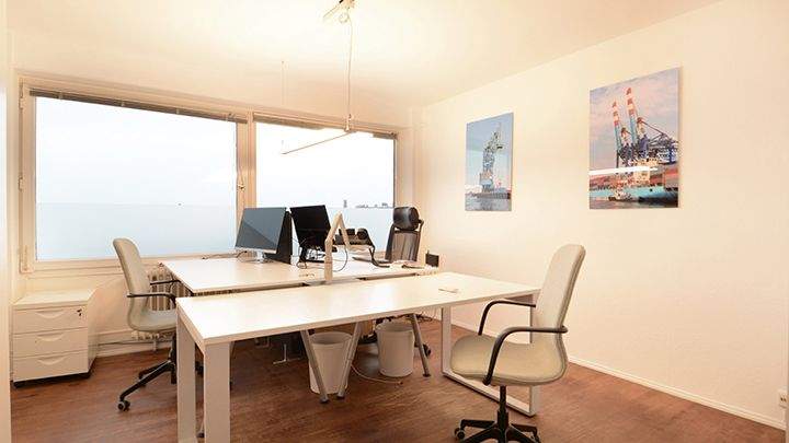 Schreibtischplätze in hellem Büro mit Blick über Hamburg - All-in-Miete zimmer