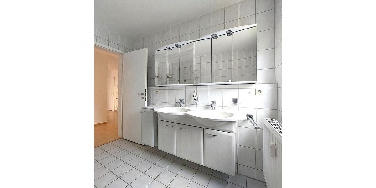 3 Zi. Whg., Zentrums- und Uninähe, kleine und ruhige Wohnanlage, Bad mit Fenster, Stellplatz 3 zimmer